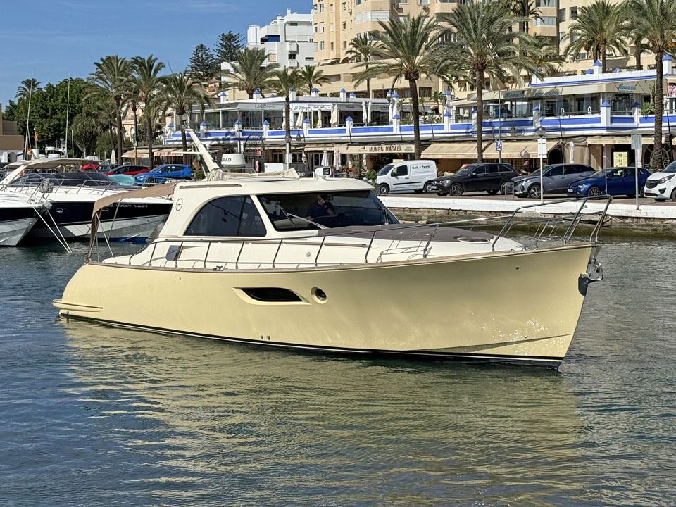 mochi-dolphin-44-liberty-1-main