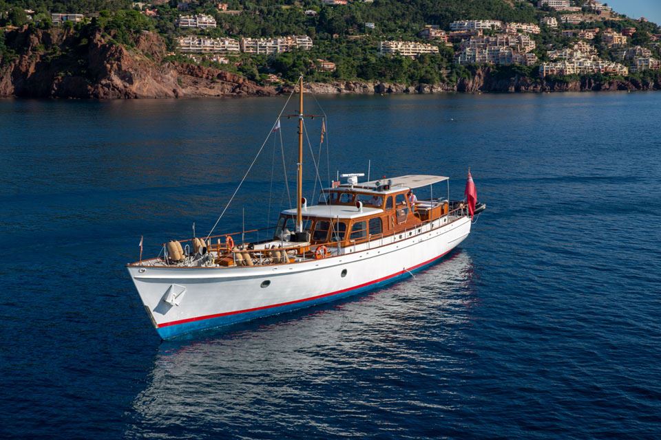 feadship-custom-25m-atalanta-j-1-main